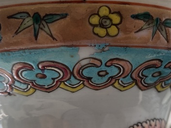 Une paire de vases en porcelaine de Chine famille rose &agrave; d&eacute;cor d'oiseaux parmi branches fleuries, 19&egrave;me